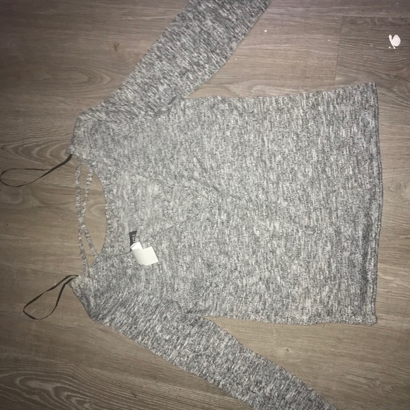 Grey front crossed long sleeve crop top - Picture 1 of 3